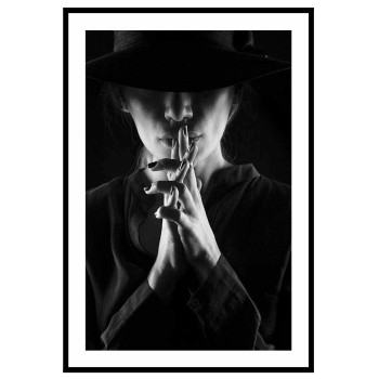 Mystisk kvinna i hatt - Mörk svartvit poster