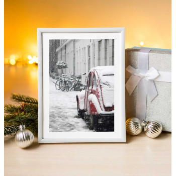 Klassisk r&ouml;d bil i sn&ouml;n - Vintermotiv