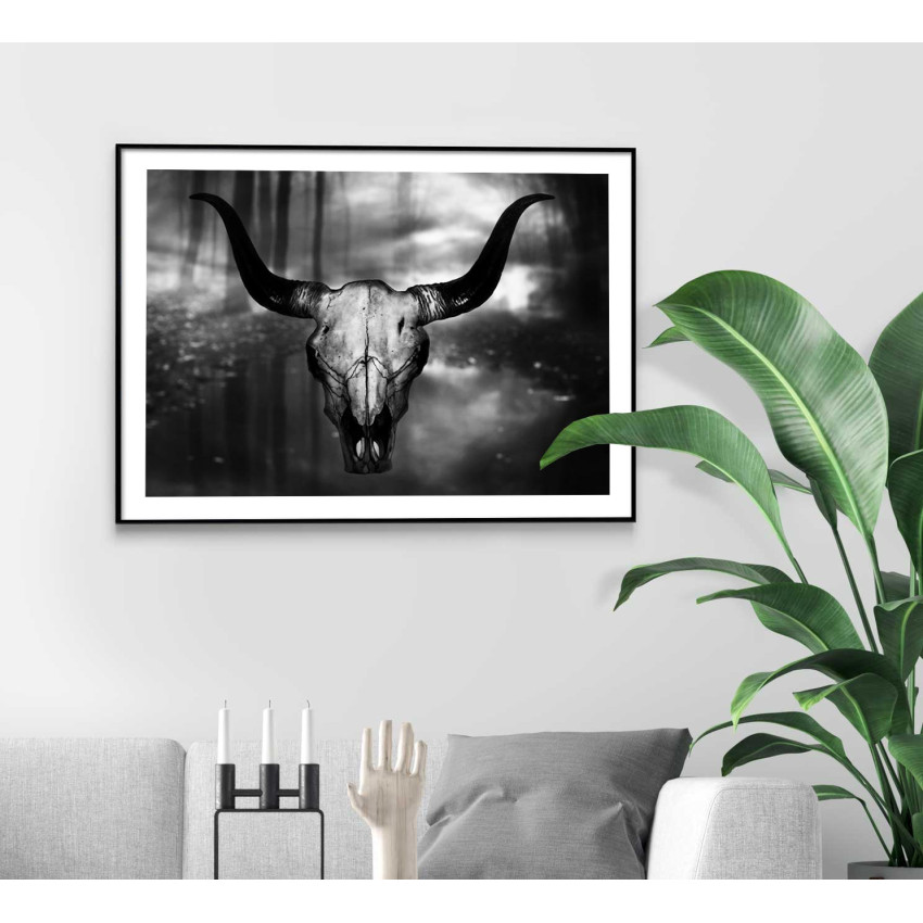 Svävande tjurskalle i skogen - Mörk poster
