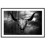 Svävande tjurskalle i skogen - Mörk poster