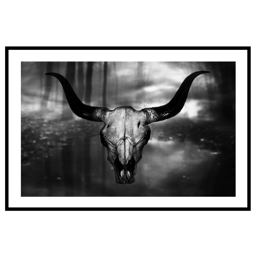 Svävande tjurskalle i skogen - Mörk poster