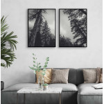 Svartvit tavla med mystiskt skogsmotiv