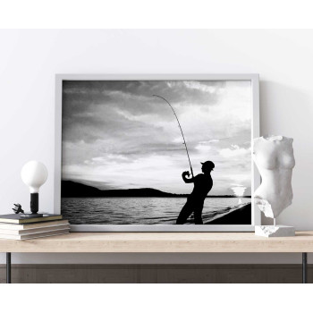 Sportfiske i solnedgång - Svartvit affisch
