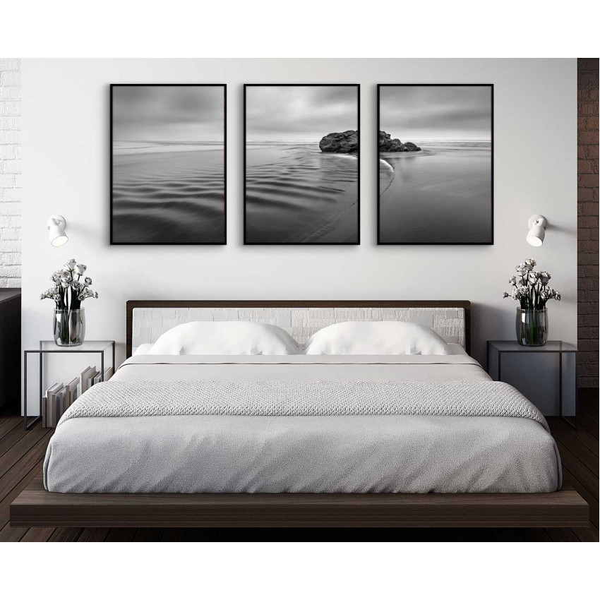 Lugnt hav med små svallvågor - Svartvitt poster set i tre delar