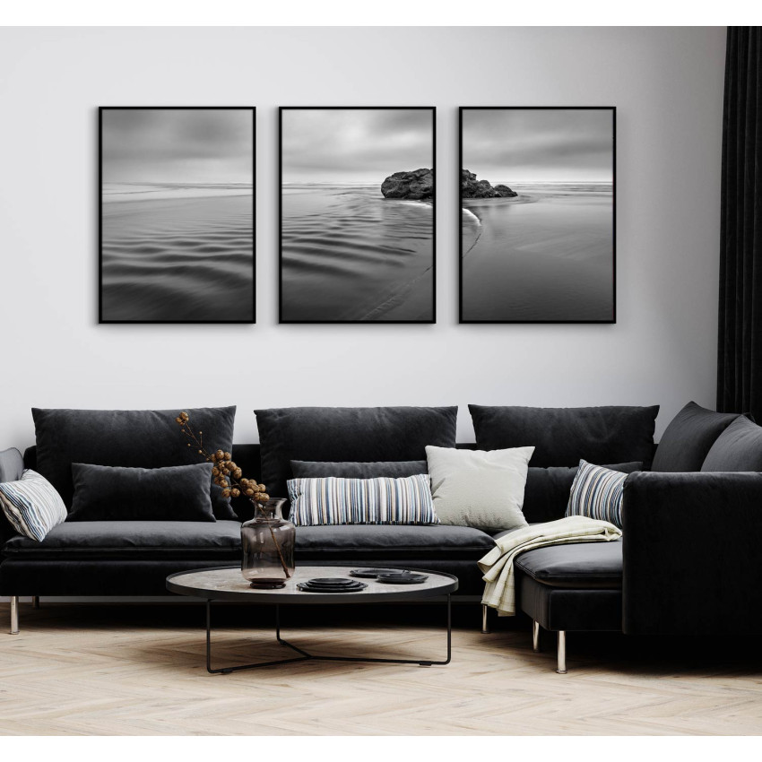 Lugnt hav med små svallvågor - Svartvitt poster set i tre delar