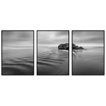 Lugnt hav med små svallvågor - Svartvitt poster set i tre delar