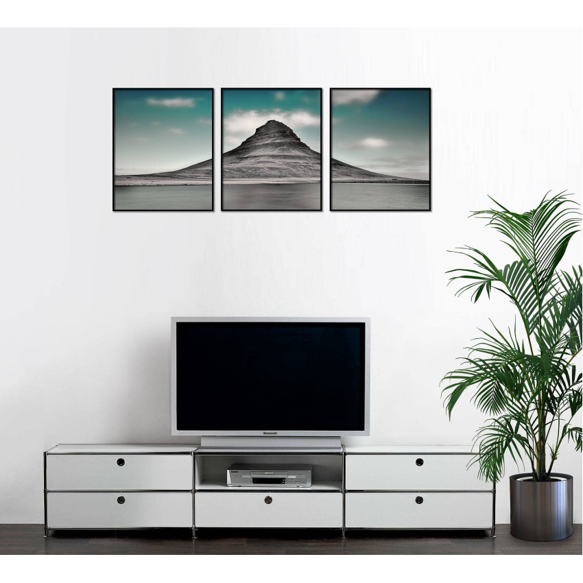Berg med turkos himmel - Svartvit poster i tre delar