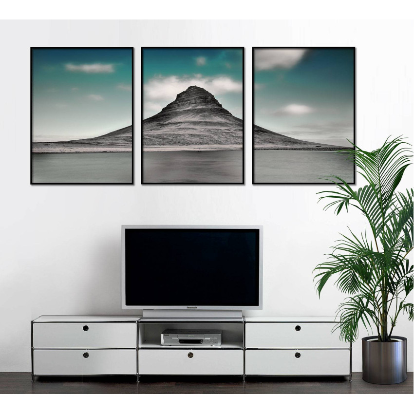 Berg med turkos himmel - Svartvit poster i tre delar