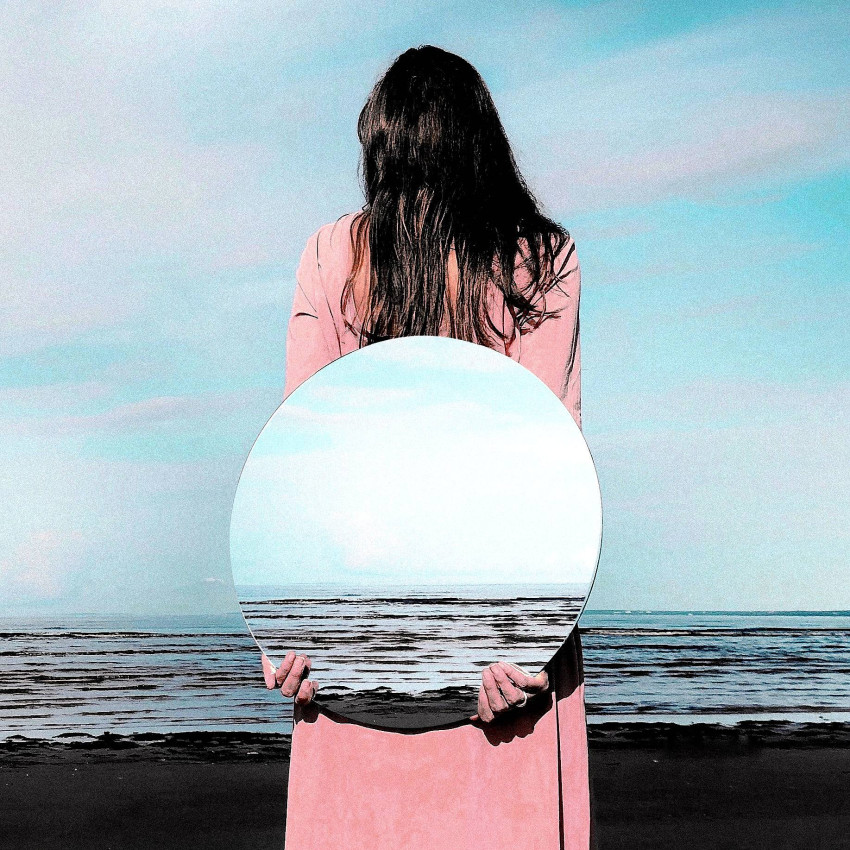 Kvinna på Strand med Spegel - Abstrakt Poster