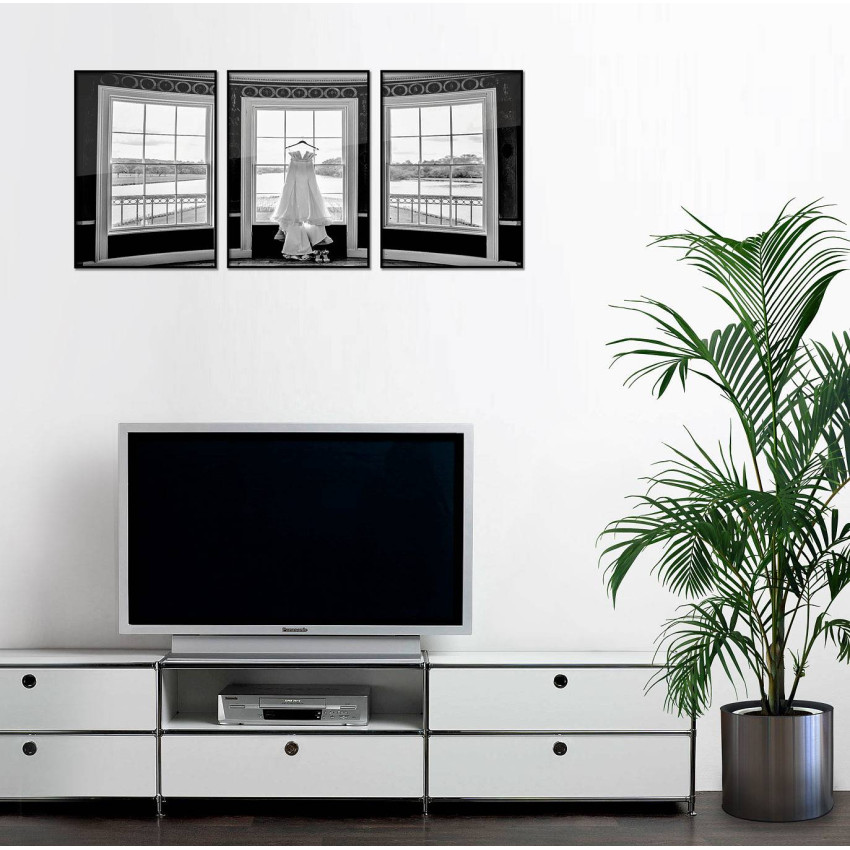 Vit klänning i slottet - Tredelad svartvit poster