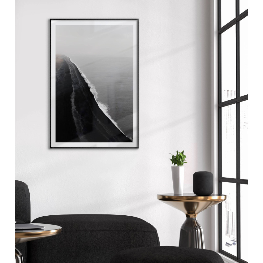 Svartvitt fotografi av strand med skummande vågor