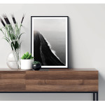 Svartvitt fotografi av strand med skummande vågor