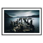 Tavla med mörk natur & trasig brygga