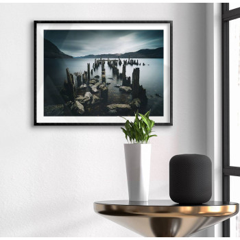 Tavla med mörk natur & trasig brygga