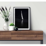 Segelbåt på mörkt vatten - Svartvit poster