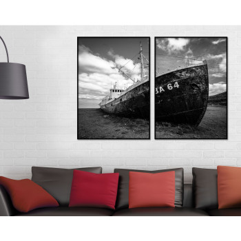 Övergiven strandad båt - Svartvit tavla i två delar