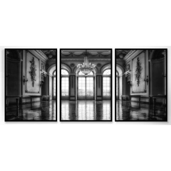 Hall i slott med stora fönster - Svartvitt tavelset