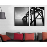 Brygga i trä vid stilla sjö - Svartvit tavla