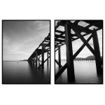 Brygga i trä vid stilla sjö - Svartvit tavla