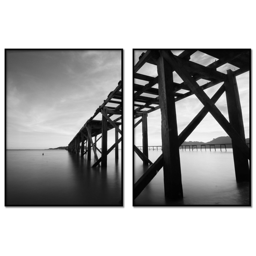 Brygga i trä vid stilla sjö - Svartvit tavla