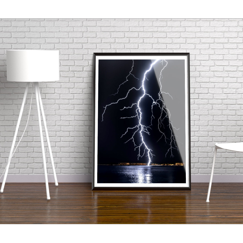 Blixtnedslag i M&ouml;rker - Stilren Poster