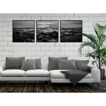 Svartvit tavla med skvalpande vågor och vacker solnedgång