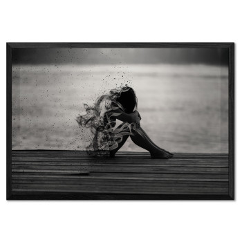 Kvinna på brygga - Svartvit fantasy poster