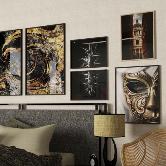 Tavelvägg i guld och gult